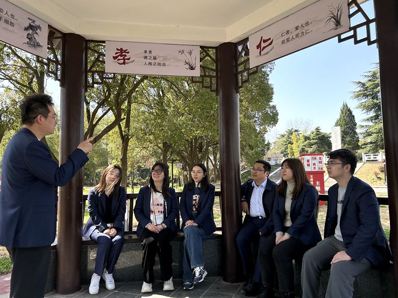 1718093348966804.jpg 3、青年员工在纪念碑下讲廉洁故事.jpg