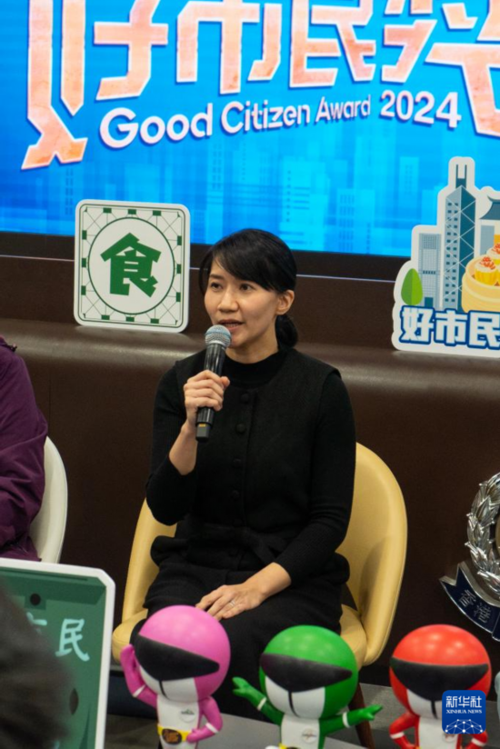 2月17日,香港特区政府警务处公共关系部(策略联络组)总督察温翠玲在接受记者采访。新华社发(龙镜伊摄)