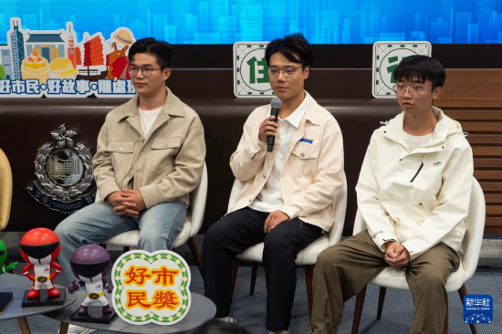 2月17日,何金淼(左)、温建彬(右)和王皓霖在香港湾仔警察总部接受媒体采访。新华社发(龙镜伊摄)